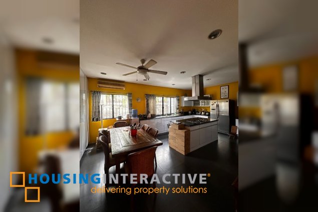 for sale house 5br with parking slots in mandaluyong
