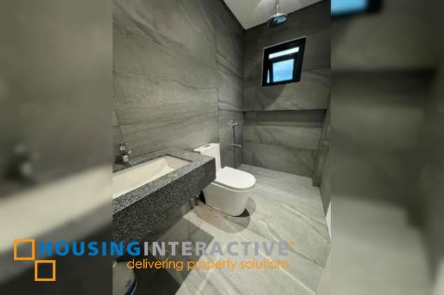 for sale 2-story house with parking in portofino heights