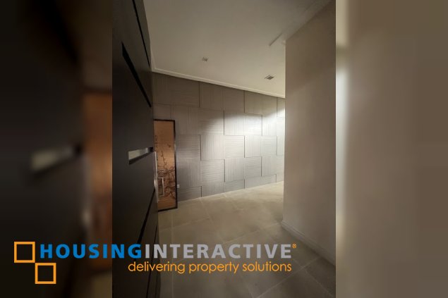 unfurnished townhouse for lease in enclave greenmeadows