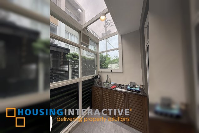 fully furnished three storey townhouse unit for lease in qc