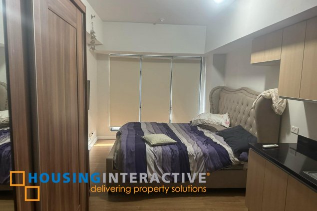 semi-furnished 3br unit with parking for rent in the sandstone at portico