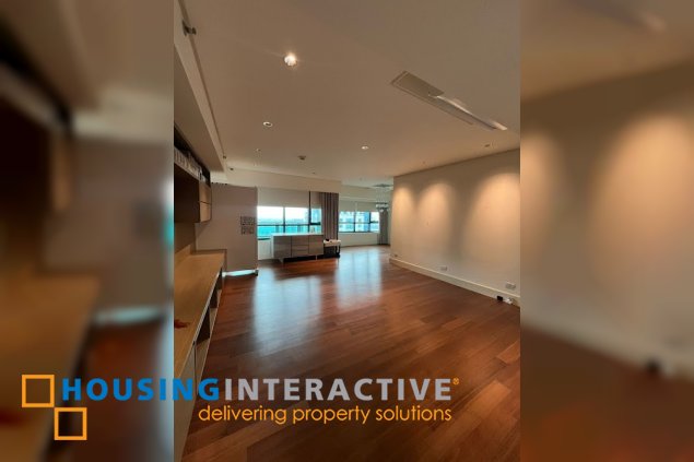 semi furnished 3br flat with parking for lease in edades tower