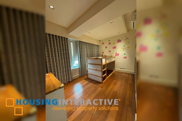 semi furnished 3br flat with parking for lease in edades tower