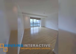 semmi-furnished penthouse unit for lease in regent parkway