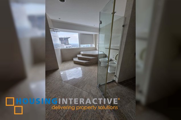 semmi-furnished penthouse unit for lease in regent parkway