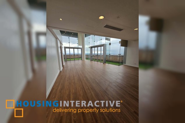 semmi-furnished penthouse unit for lease in regent parkway