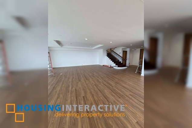 semmi-furnished penthouse unit for lease in regent parkway