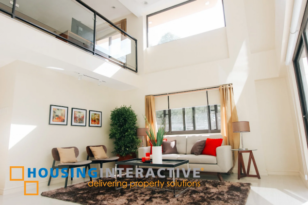 townhouse with roof deck and elevator for sale in one mariposa