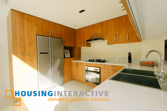 townhouse with roof deck and elevator for sale in one mariposa