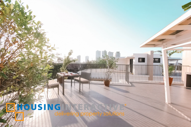 townhouse with roof deck and elevator for sale in one mariposa