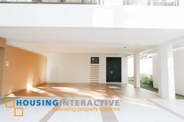 townhouse with roof deck and elevator for sale in one mariposa