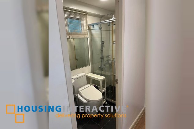 new renovated unit at two serendra red oak for lease