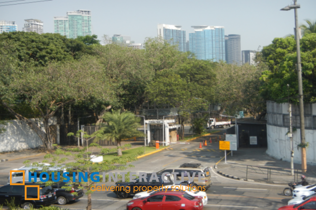 5br house with parking and pool for sale in north forbes park