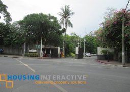 for sale 5br house with parking and pool in calumpang st., dasmariñas village