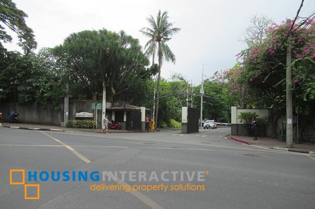 for sale 5br house with parking and pool in calumpang st., dasmariñas village