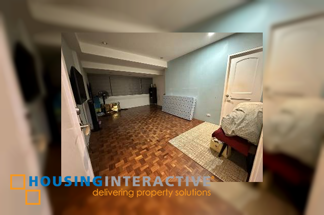 3br unit with parking for sale in galeria de magallanes
