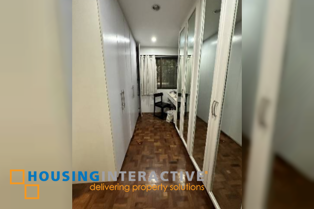 3br unit with parking for sale in galeria de magallanes