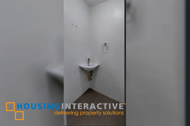 3br unit with parking for sale in galeria de magallanes