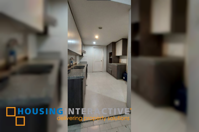 3br unit with parking for sale in galeria de magallanes