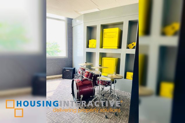 unfurnished 1 br condominium unit with 1 parking slot in the residences at commonwealth for sale