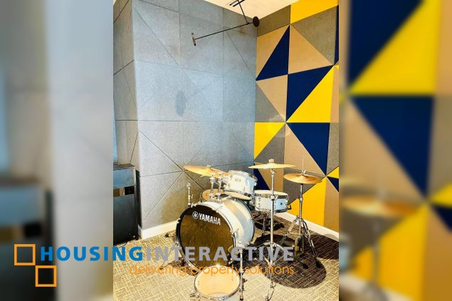 unfurnished 1 br condominium unit with 1 parking slot in the residences at commonwealth for sale