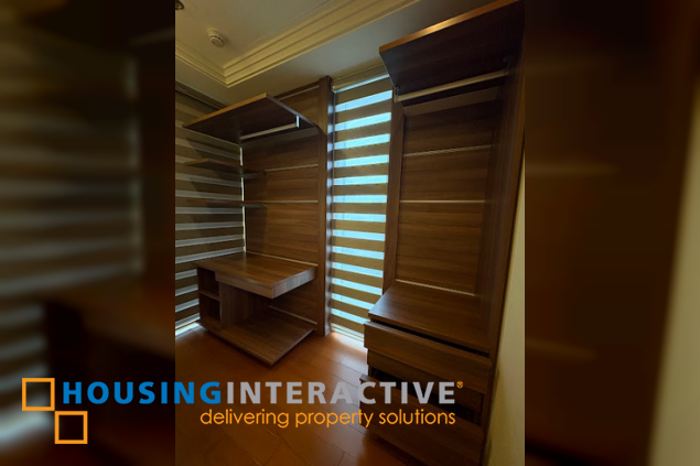 semi-furnished 4br unit with parking for lease in discovery primea