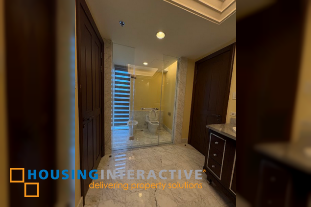 semi-furnished 4br unit with parking for lease in discovery primea